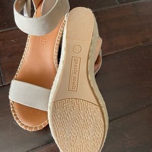 Gentle souls sz 7 fits more like a 6 1/2. Brand new with box. Light taupe.
